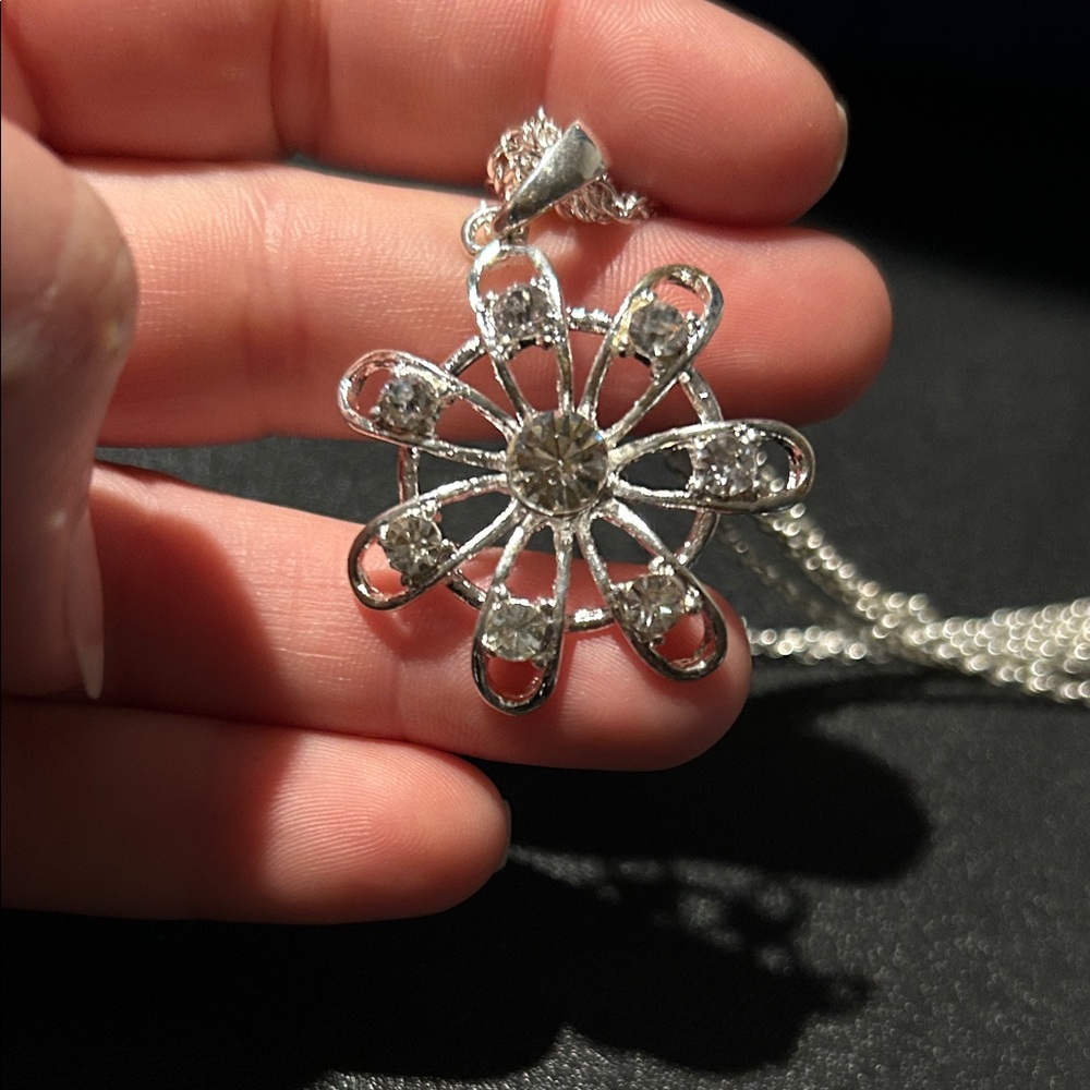 Elegant Silver Flower Pendant Necklace - Picture 2 of 4